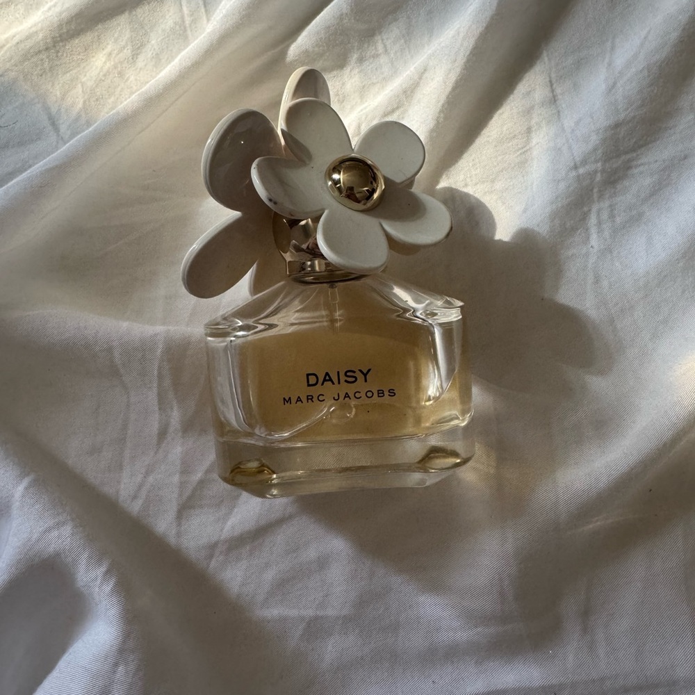 Marc Jacobs Daisy Perfume Bottle in White and Gold Accents